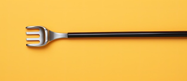 Foto foto di una forchetta con maniglia nera su uno sfondo giallo vibrante con un sacco di spazio per il testo