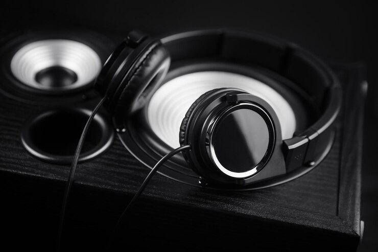 Photo 音楽オーディオスピーカーの黒いヘッドフォンの写真 クローズアップ