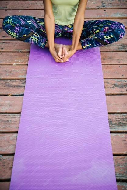 Foto foto di una donna nera che fa yoga in un parco