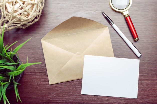 Photo photo of blank envelope on a  wooden background