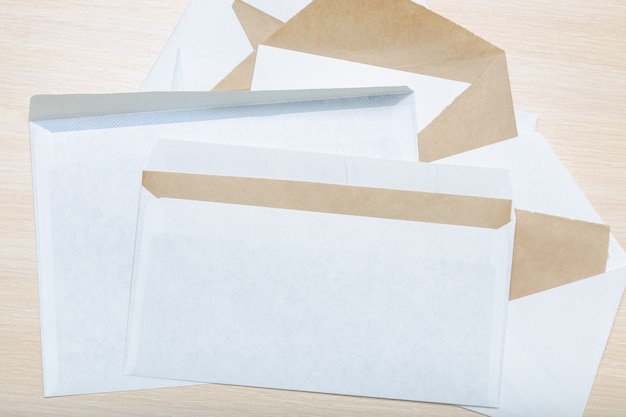 Photo photo of blank envelope on a  wooden surface