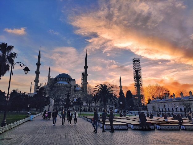 日没時のイスタンブールのブルーモスクの写真