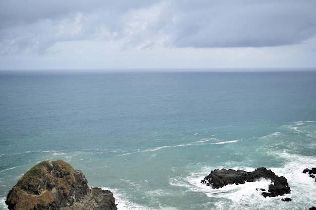 Foto del mare blu e delle rocce