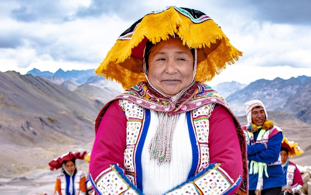 Foto libro fotografico di una donna nativa nelle montagne del perù