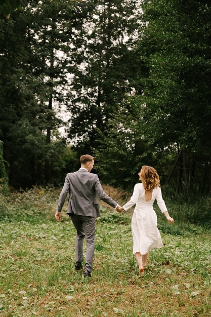 Foto foto della sposa e dello sposo nella vista posteriore della natura