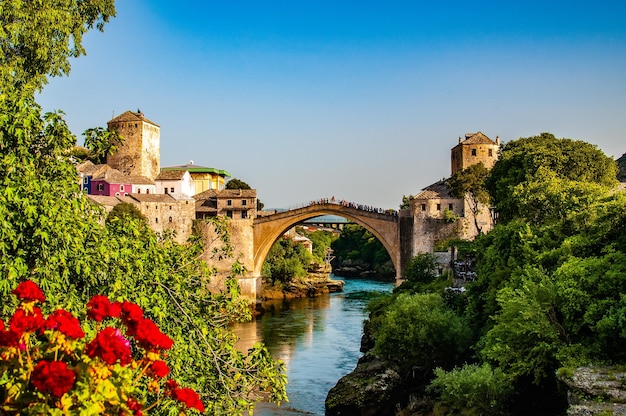 Foto foto di un ponte nel centro storico di mostar