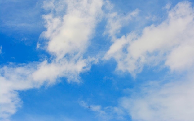 明るい青い空の背景の写真