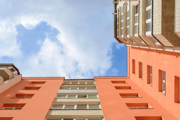 空のある建物の一角の写真