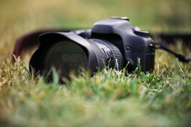 Photo photo camera on the grass