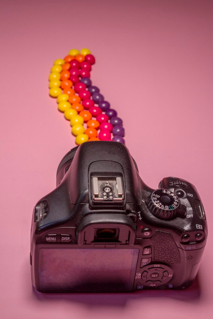 फोटो photo camera and multicolored candies skills concept photo