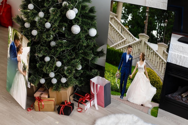 Foto matrimonio su tela fotografica sullo sfondo dell'interno natalizio