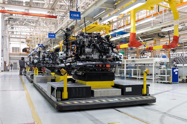 Le foto delle carrozzerie sono nella fabbrica della catena di montaggio per la produzione di automobili nell'industria automobilistica moderna