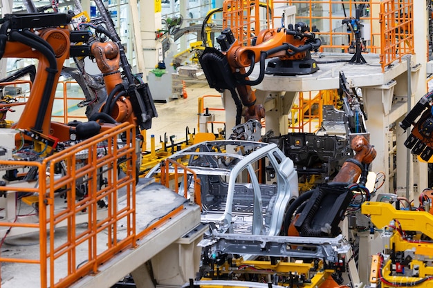 Foto le foto delle carrozzerie sono nella fabbrica della catena di montaggio per la produzione di automobili nell'industria automobilistica moderna