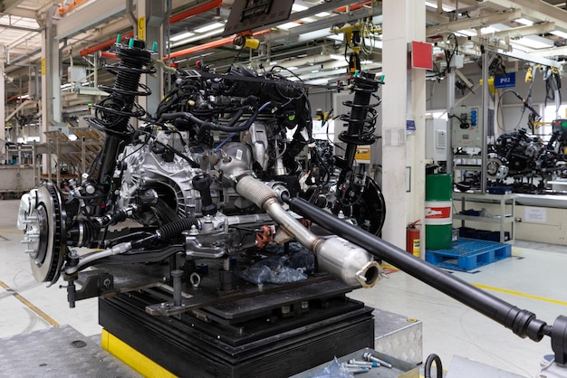 Le foto delle carrozzerie sono sulla fabbrica della catena di montaggio per la produzione di automobili moderne nell'industria automobilistica