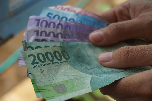 Photo photo of cash in the envelope paying employees indonesian currency