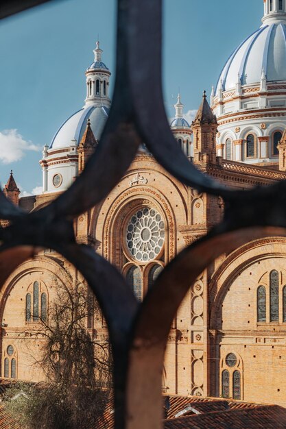 Photo a photo of cathedral of cuenca with a large window in the background