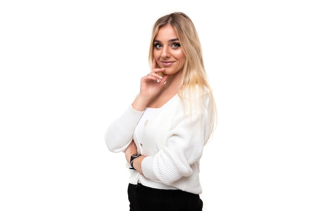 Foto di un'affascinante bella e sorprendente giovane donna bionda positiva con il trucco in un elegante