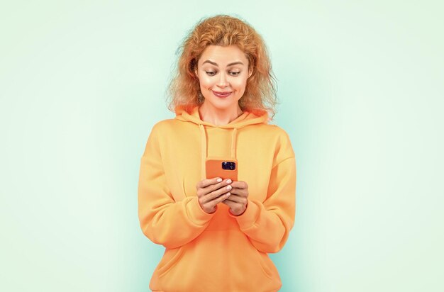 スマートフォンでチャットしている女性の写真フーディを着た赤の女性スマートフォンのチャット