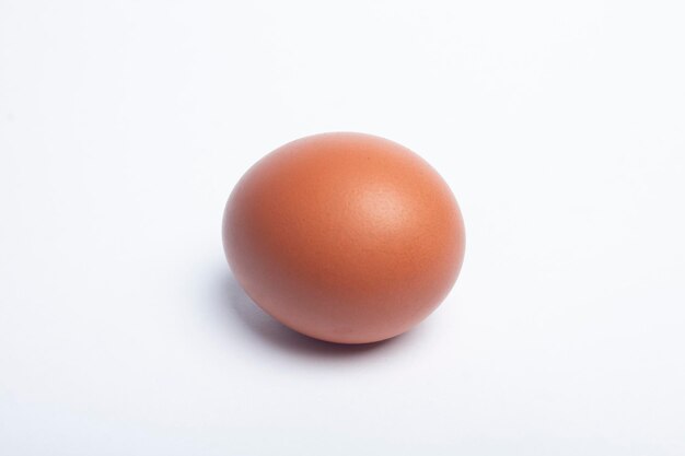 흰 배경에 분리된 닭고기 달걀 사진