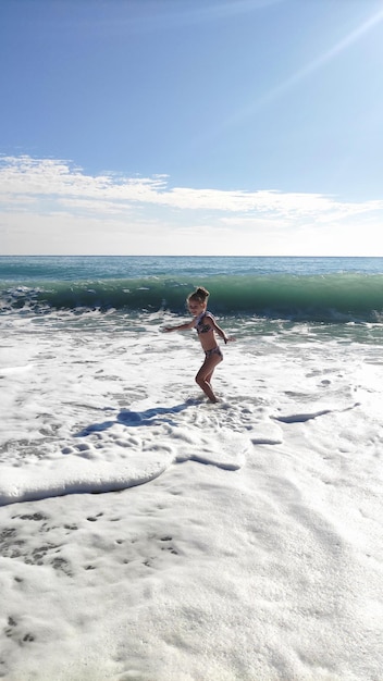 Photo photo of a child on the background of a sea wave