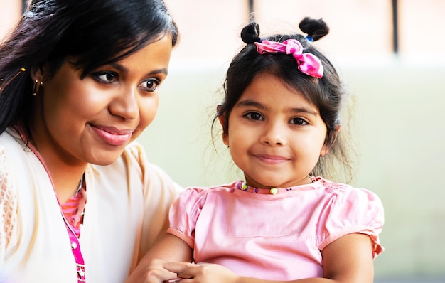 Photo close up of an mommy and his cute daughter with smile