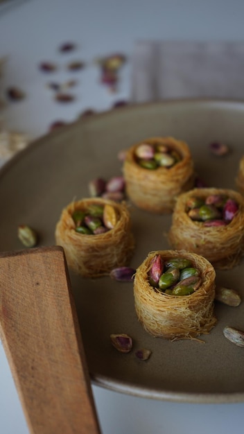 Photo closeup turkish baklava dessert made of thin pastry nuts and honey