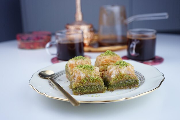 Foto foto in primo piano dessert turco baklava fatto di noci di pasticceria sottili e miele