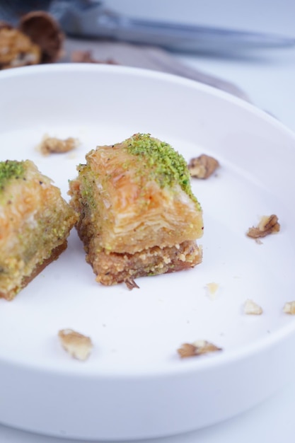 Foto foto in primo piano dessert turco baklava fatto di noci di pasticceria sottili e miele