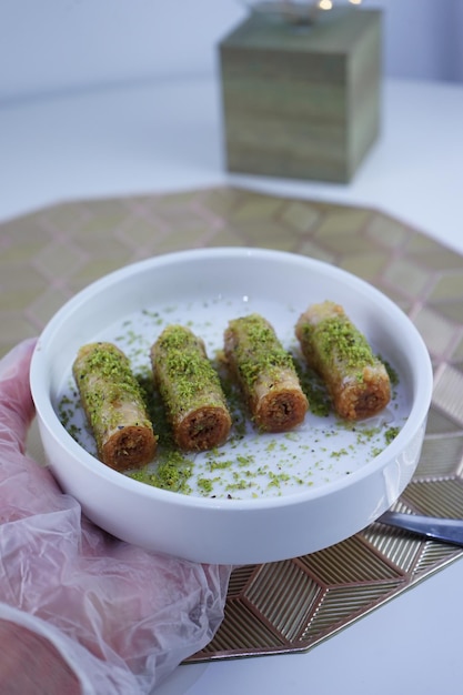 Foto foto in primo piano dessert turco baklava fatto di noci di pasticceria sottili e miele