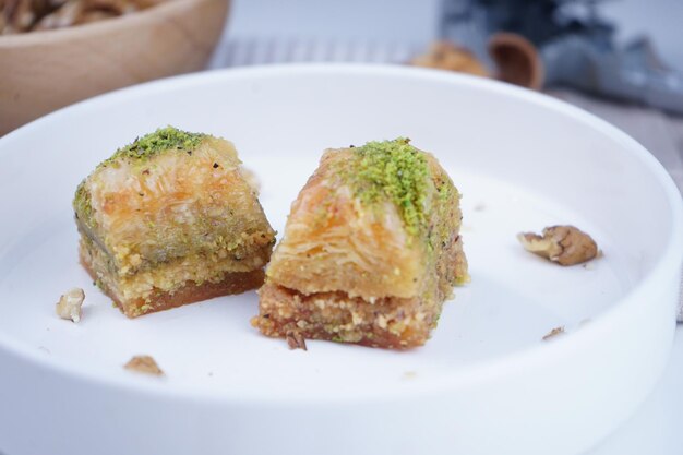 Foto foto in primo piano dessert turco baklava fatto di noci di pasticceria sottili e miele