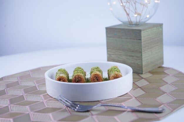 Photo photo closeup turkish baklava dessert made of thin pastry nuts and honey