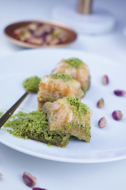 Photo closeup turkish baklava dessert made of thin pastry nuts and honey