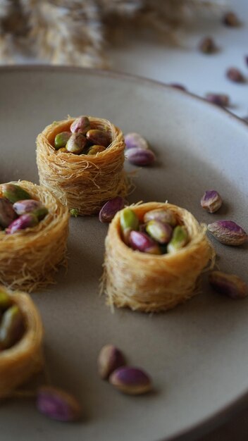 Photo closeup turkish baklava dessert made of thin pastry nuts and honey