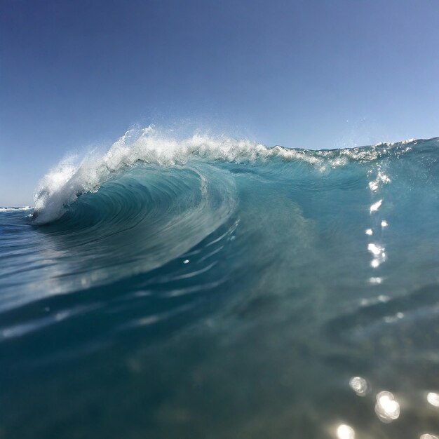 澄んだ青い空を背景に波のクローズアップ写真