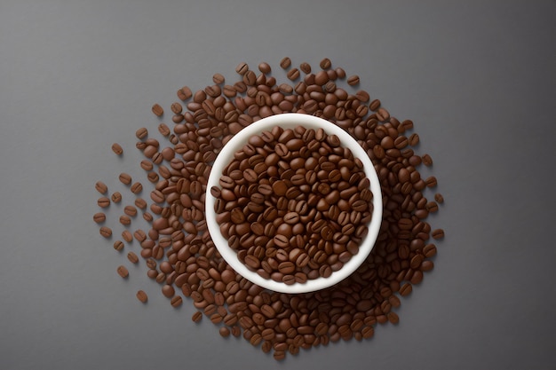 фото кофейные зерна левитируют на белом фоне