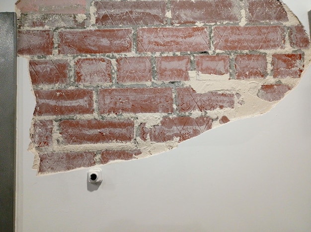 Photo of collapsed plaster on the wall