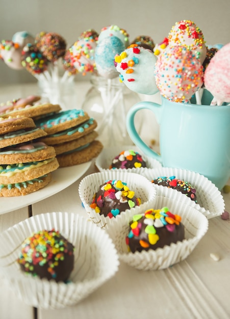 화려한 케이크 팝과 아이싱이 있는 쿠키의 사진