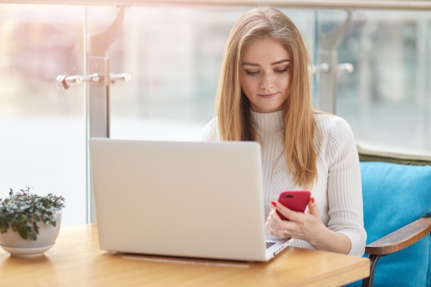 集中した女性の写真は現代の技術を使用しています