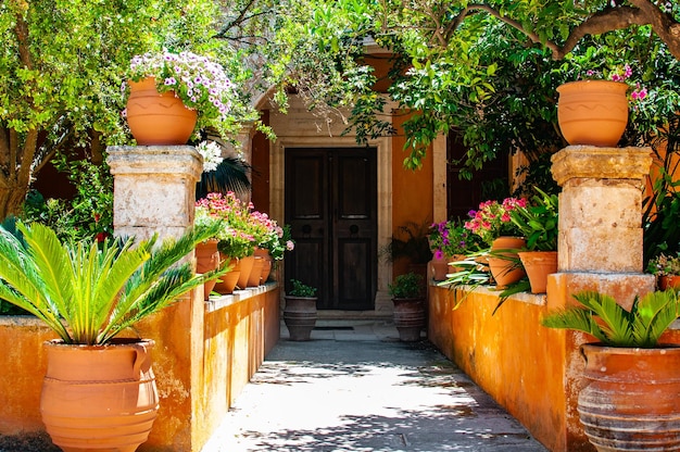 Foto foto del cortile del monastero della santissima trinità