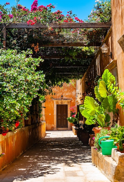 Foto foto del cortile del monastero della santissima trinità