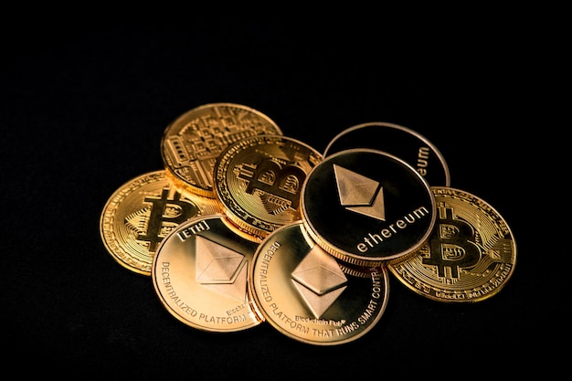 Foto del concetto di monete di criptovaluta ed ethereum