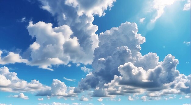 은 날 밝은 파란 하늘에서 Cumulonimbus 구름의 사진 아래에서 찍은