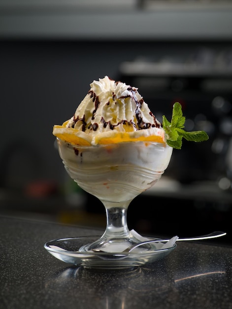 Photo dessert ice cream sundaes decorated in a saucer