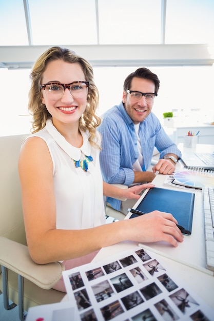 Editor di foto che lavorano insieme su tavoletta grafica