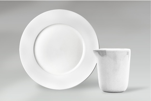 写真 空の白い皿とカップ
