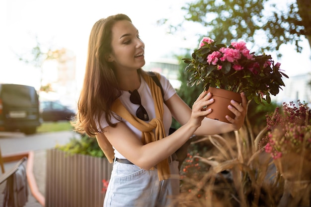 Foto di una bella donna bruna felice positiva attraente europea che indossa una maglietta bianca alla moda