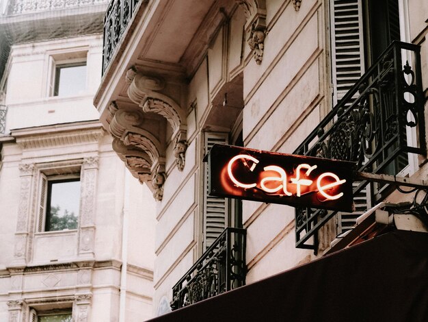 Foto foto di una facciata con luce al neon del caffè