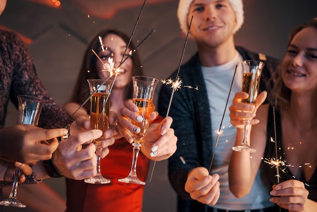 Una foto con un gruppo di amici che si divertono con pupazzi di neve e champagne. felice anno nuovo. avvicinamento.