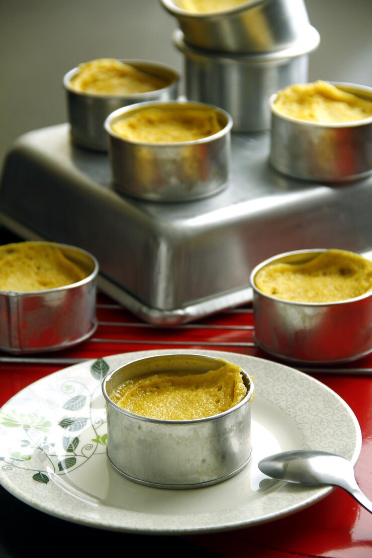 Photo photo of freshly cooked leche flan on a table