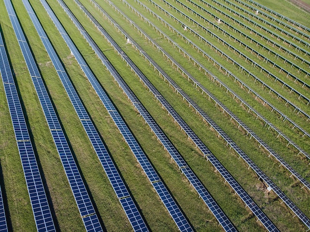 Фото с большого ракурса с видом на солнечные батареи для экономии электричества. Забота и защита окружающей среды.